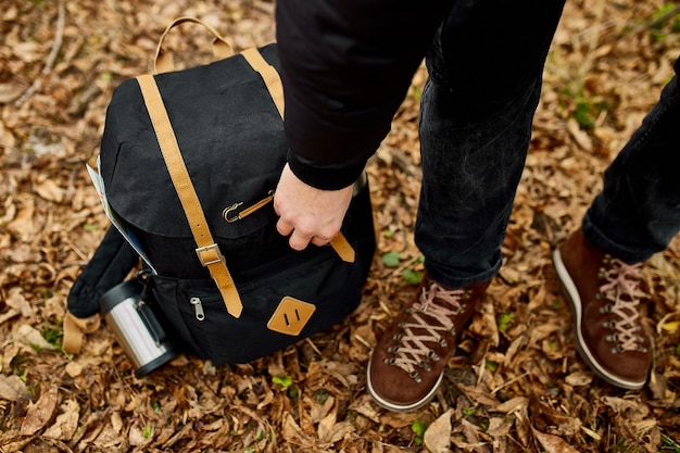 Homme de touristes regardant dans son sac à dos Concept de voyage Paysage d'arrière-plan d'automne