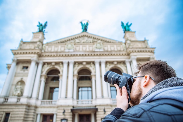 Homme touristique prenant une photo de l'ancienne architecture européenne. espace de copie. concept de voyage