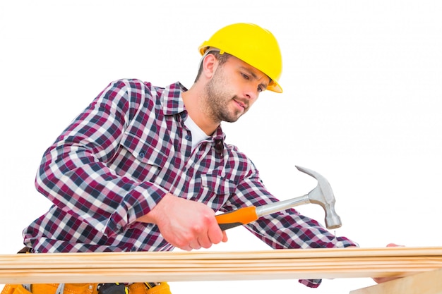 Homme à tout faire à l&#39;aide d&#39;un marteau sur bois