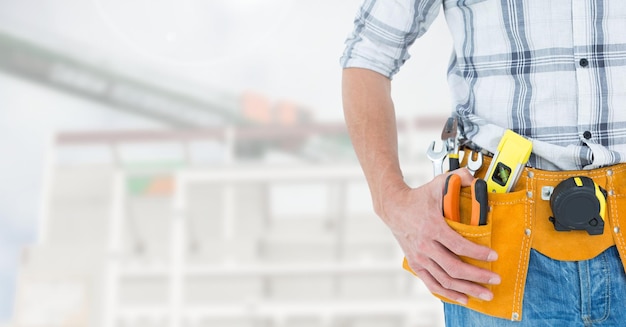 Homme à tout faire avec les mains sur la hanche et la ceinture à outils