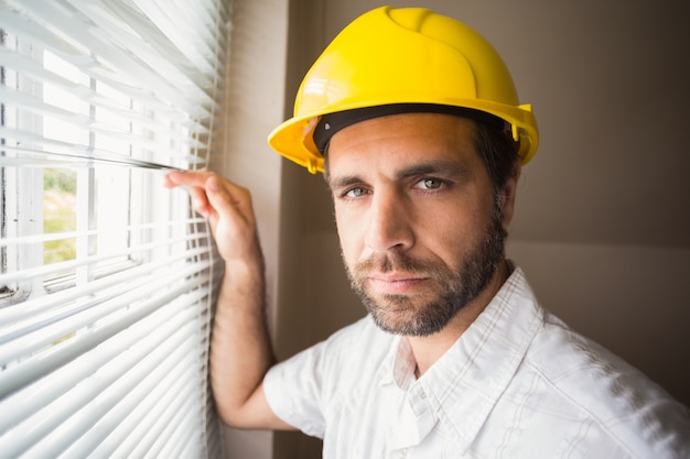 Homme à tout faire regarder par la fenêtre