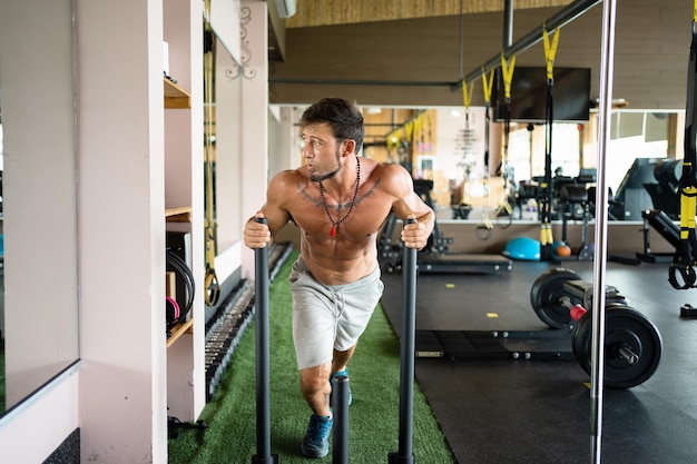 Homme traînant du poids dans une salle de sport