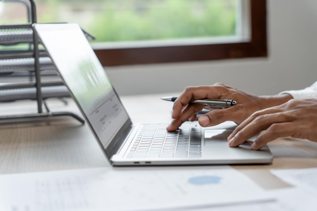 Homme travaillant à l'aide d'un ordinateur portable Mains tapant sur le clavier écrivant un blog Travailler à la maison sont dans une machine à écrire à doigt