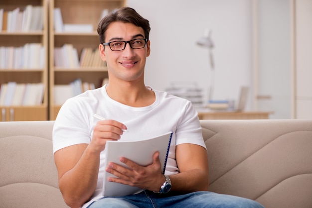 Homme travaillant assis dans un canapé