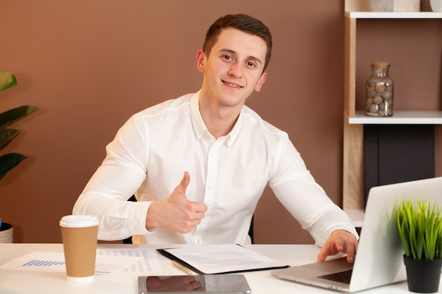 Homme travaillant au bureau sur ordinateur portable