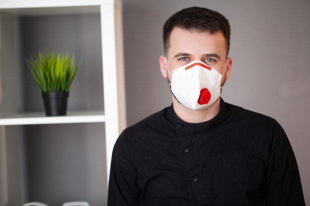 Homme travaillant au bureau portant un masque de protection contre le coronavirus