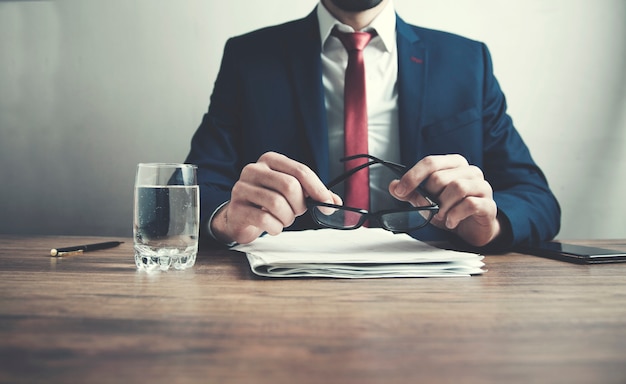 Homme travaillant au bureau