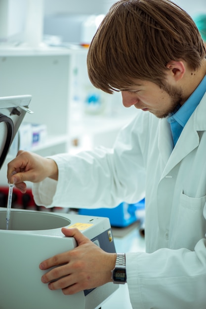 homme travaillant au laboratoire