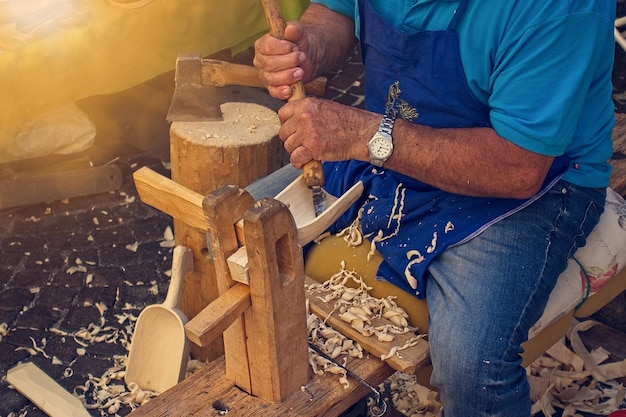 Homme travaillant le bois dans un atelier