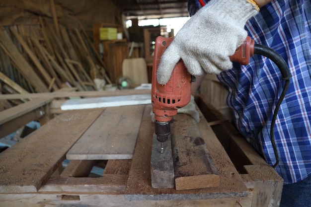 Photo homme travaillant sur le bois