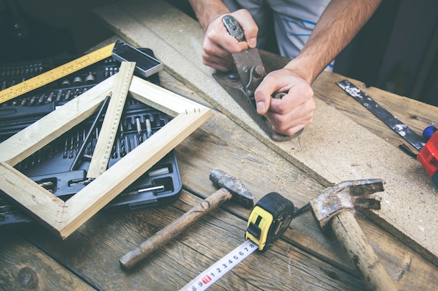 Homme travaillant en bois