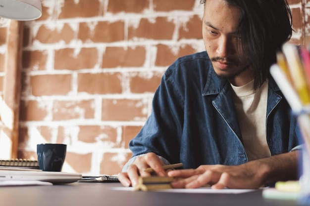 Photo homme travaillant sur un bureau