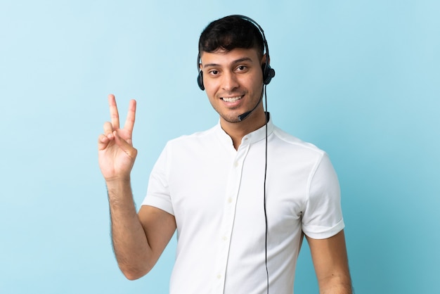 Homme travaillant avec un casque