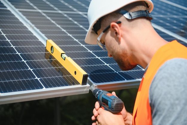 Un homme travaillant à la centrale solaire