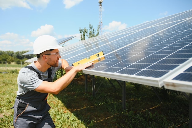 Un homme travaillant à la centrale solaire