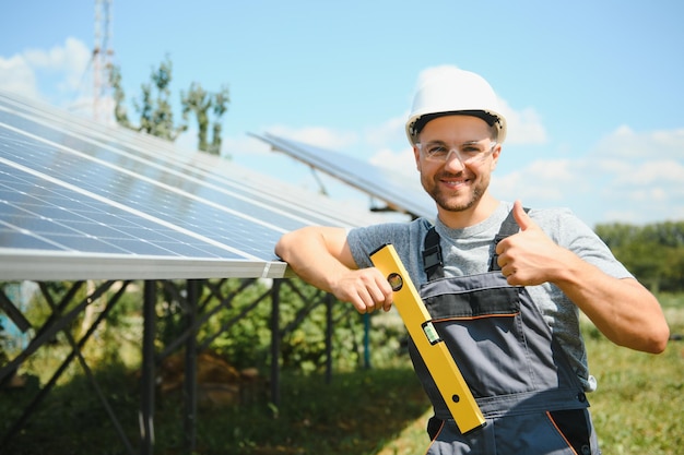 Un homme travaillant à la centrale solaire