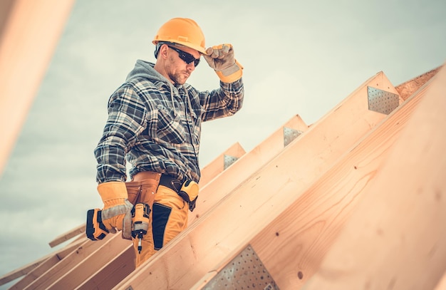 Homme travaillant sur un chantier de construction