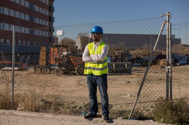 Homme travaillant sur un chantier de construction