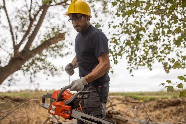 Homme travaillant sur un chantier