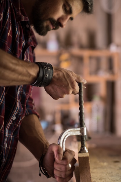 homme travaillant comme menuisier dans son propre atelier de menuiserie