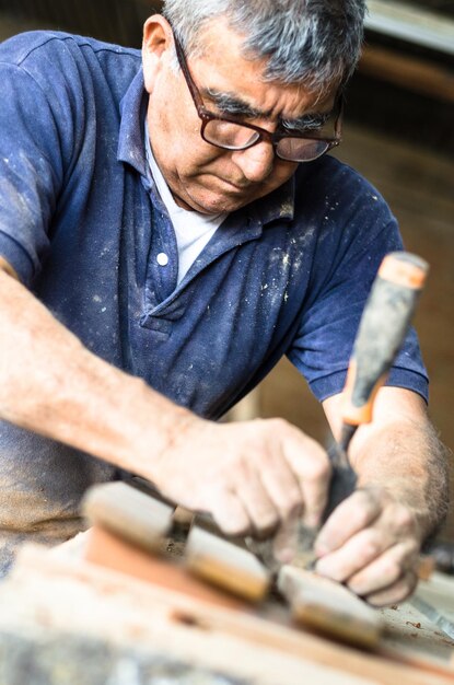 Homme travaillant dans un atelier