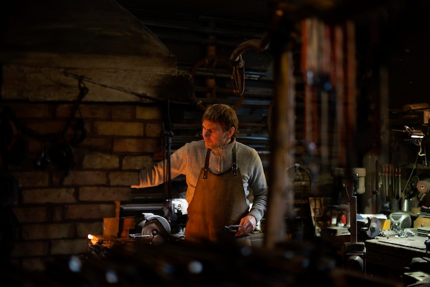 Homme travaillant dans un atelier