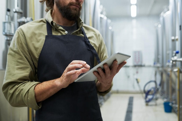 Homme travaillant dans une brasserie