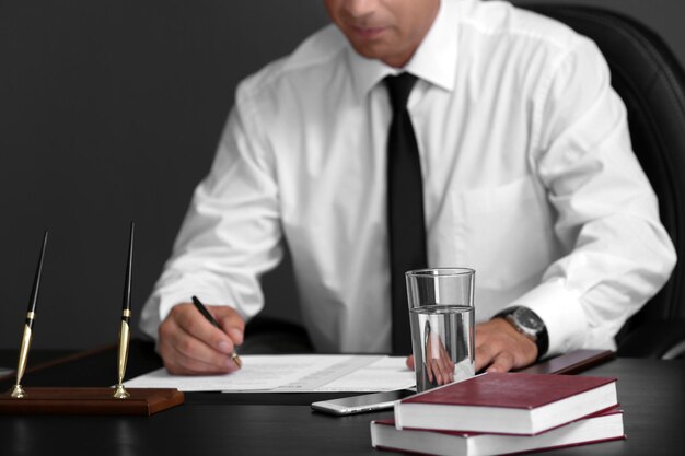 Homme travaillant dans un bureau moderne