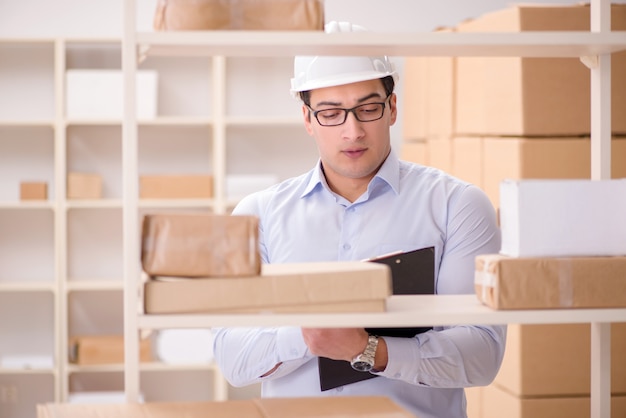 Homme Travaillant Dans Un Bureau De Service De Livraison De Colis Postaux