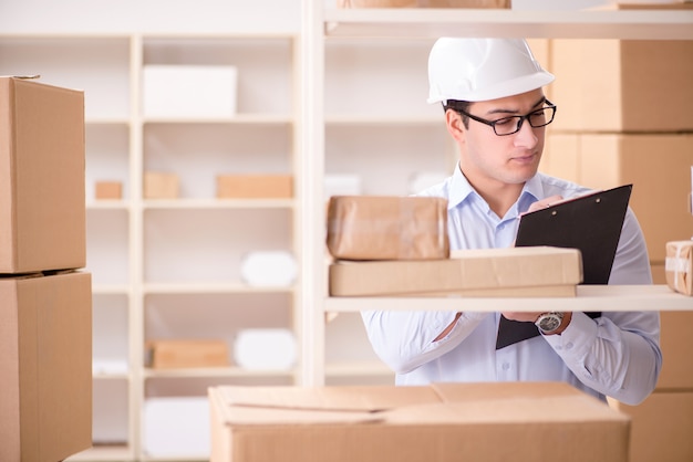 Homme travaillant dans un bureau de service de livraison de colis postaux