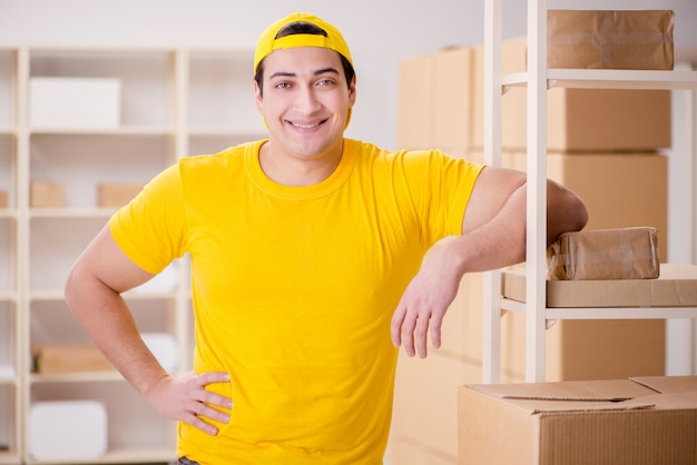 Homme travaillant dans un bureau de service de livraison de colis postaux