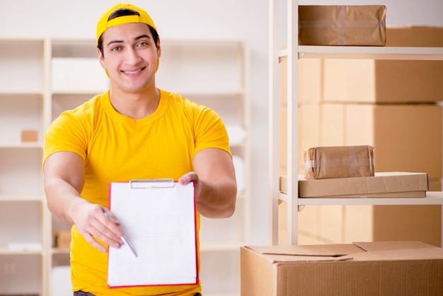 Homme travaillant dans un bureau de service de livraison de colis postaux