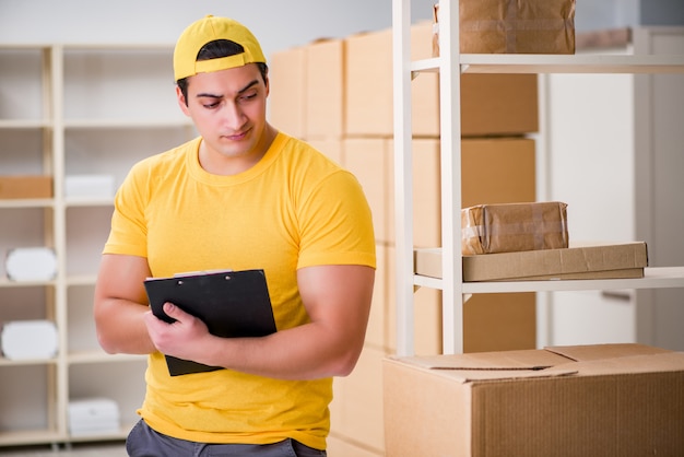 Homme travaillant dans un bureau de service de livraison de colis postaux