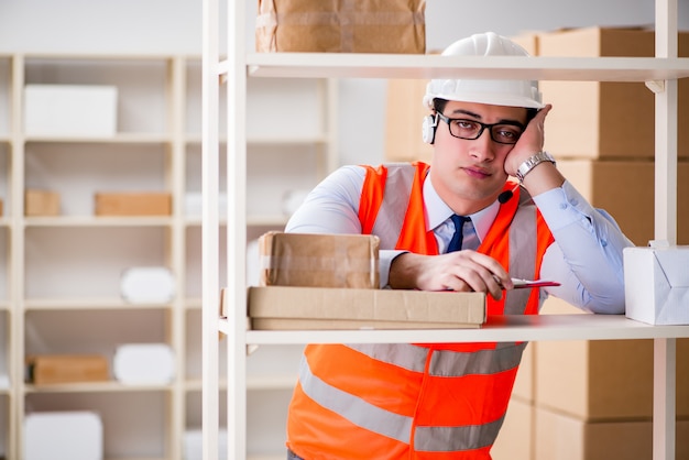 Homme travaillant dans un bureau de service de livraison de colis postaux