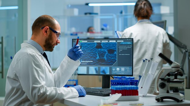 Photo homme travaillant dans un bureau