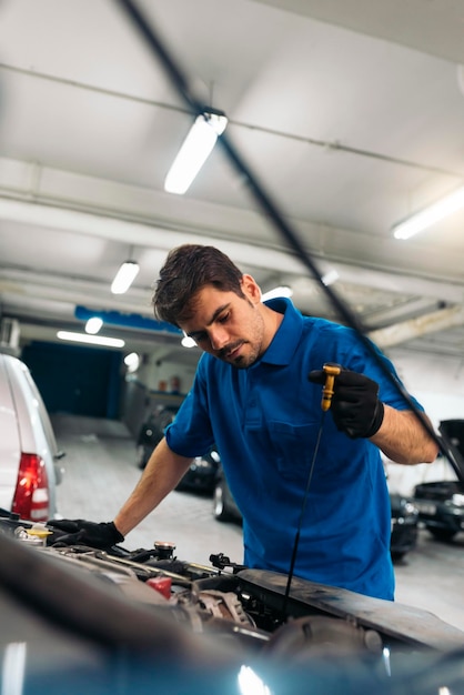 Homme travaillant dans un bus