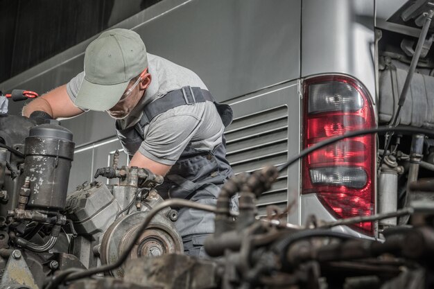 Homme travaillant dans un bus