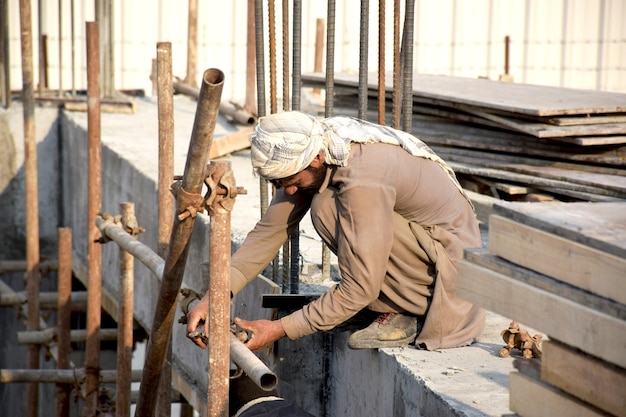 homme travaillant dans la construction