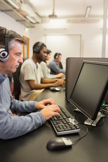 Homme travaillant dans un cours d&#39;informatique