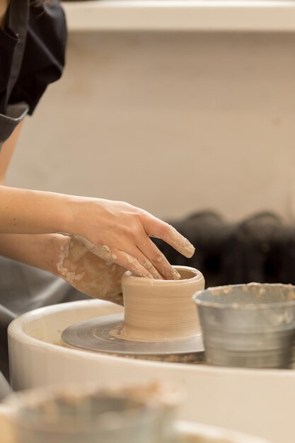 Homme travaillant dans la cuisine