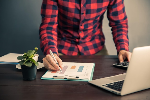 Homme travaillant dans le graphique dans la table de travail