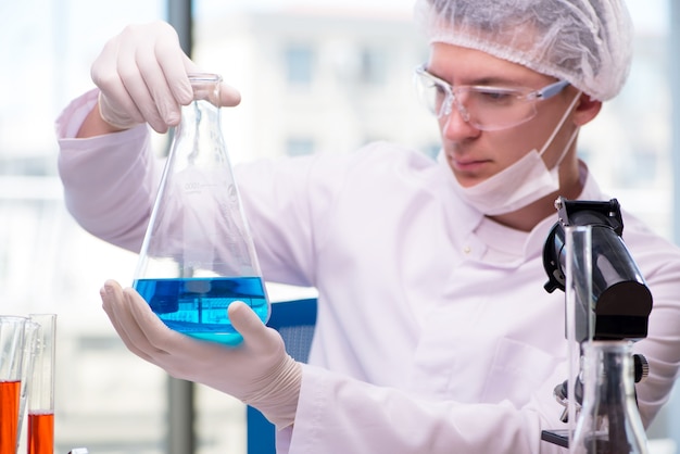 Homme travaillant dans un laboratoire de chimie sur un projet scientifique