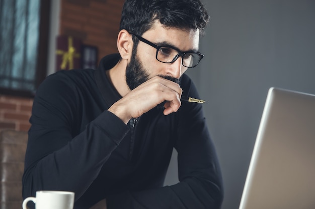 Homme travaillant dans un ordinateur au bureau