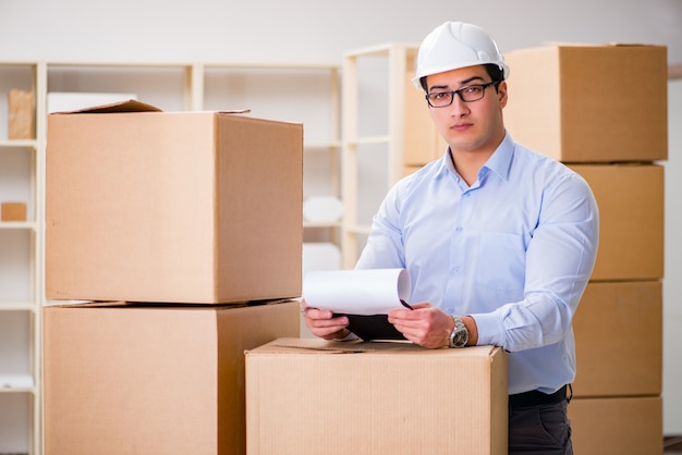 Homme travaillant dans un service de déménagement de livraisons de boîtes