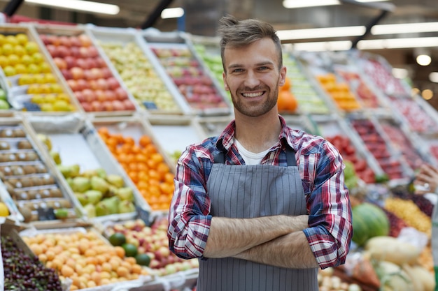 Homme travaillant dans un supermarché