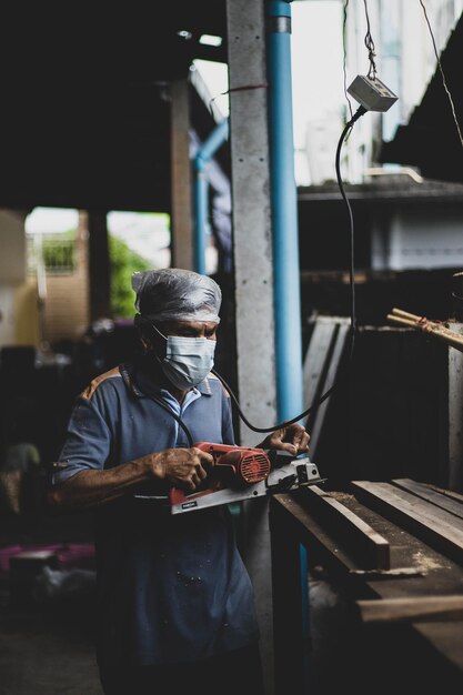 Homme travaillant dans une usine