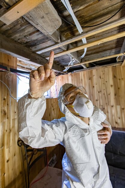 Photo homme travaillant dans une usine