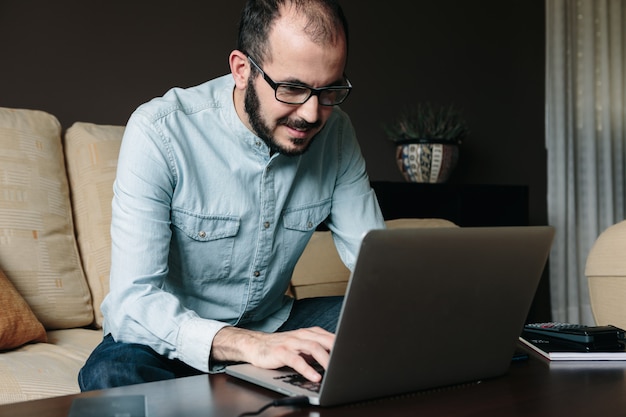 Homme travaillant à distance depuis son domicile. Télétravail et concept de travail à distance