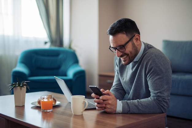 Homme travaillant à domicile sur son ordinateur portable