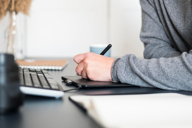 Homme travaillant à domicile